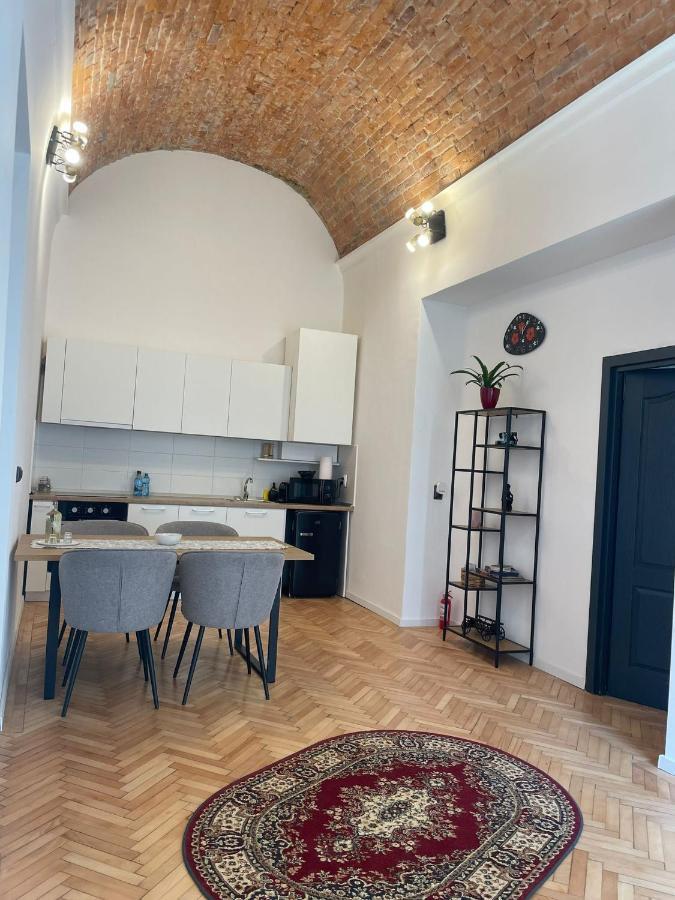 Central Apartment With 2 Bedrooms And 2 Bathrooms Oradea Exteriér fotografie