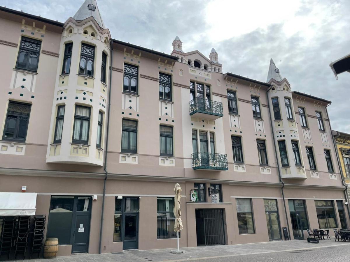 Central Apartment With 2 Bedrooms And 2 Bathrooms Oradea Exteriér fotografie