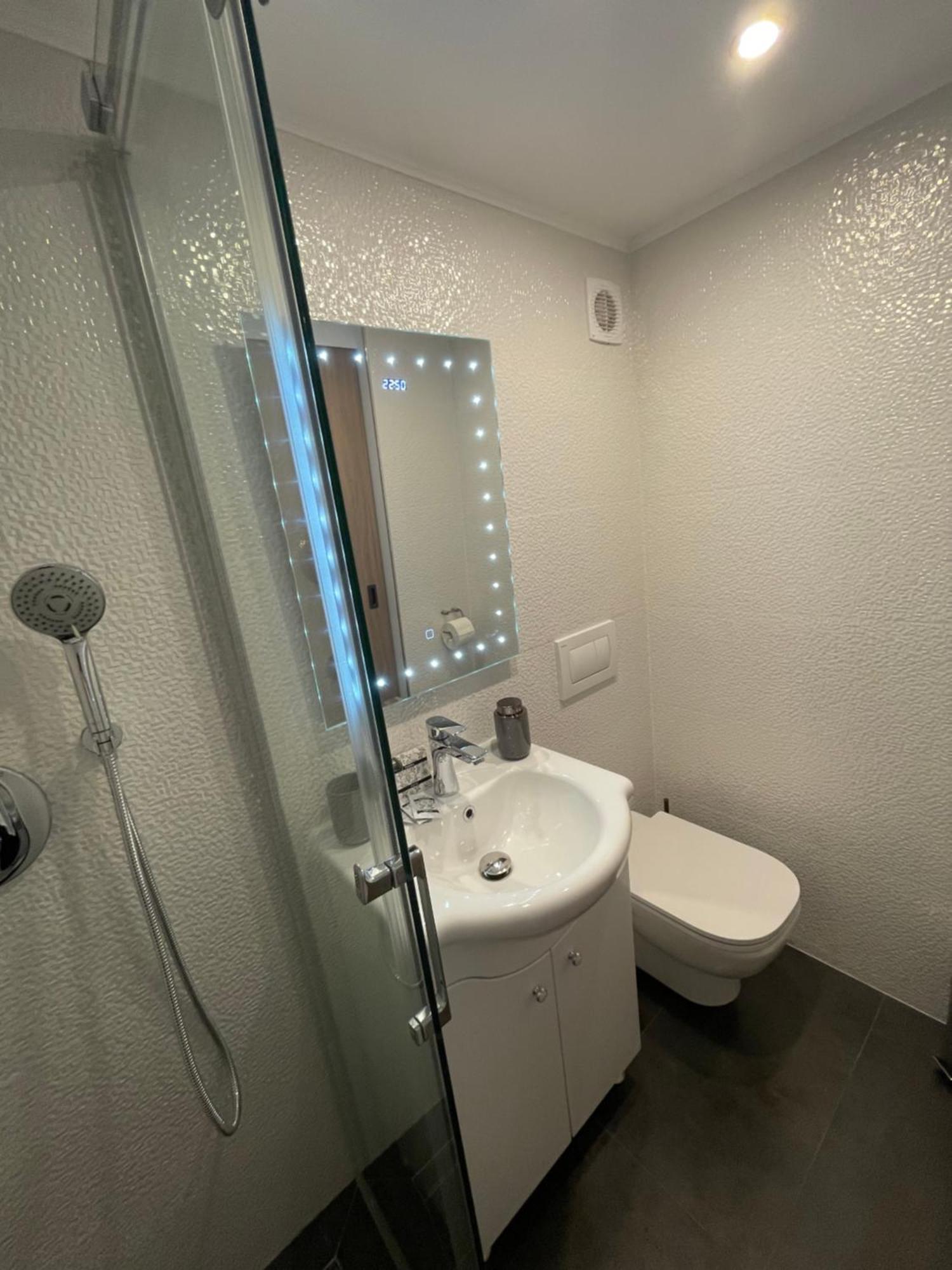 Central Apartment With 2 Bedrooms And 2 Bathrooms Oradea Exteriér fotografie